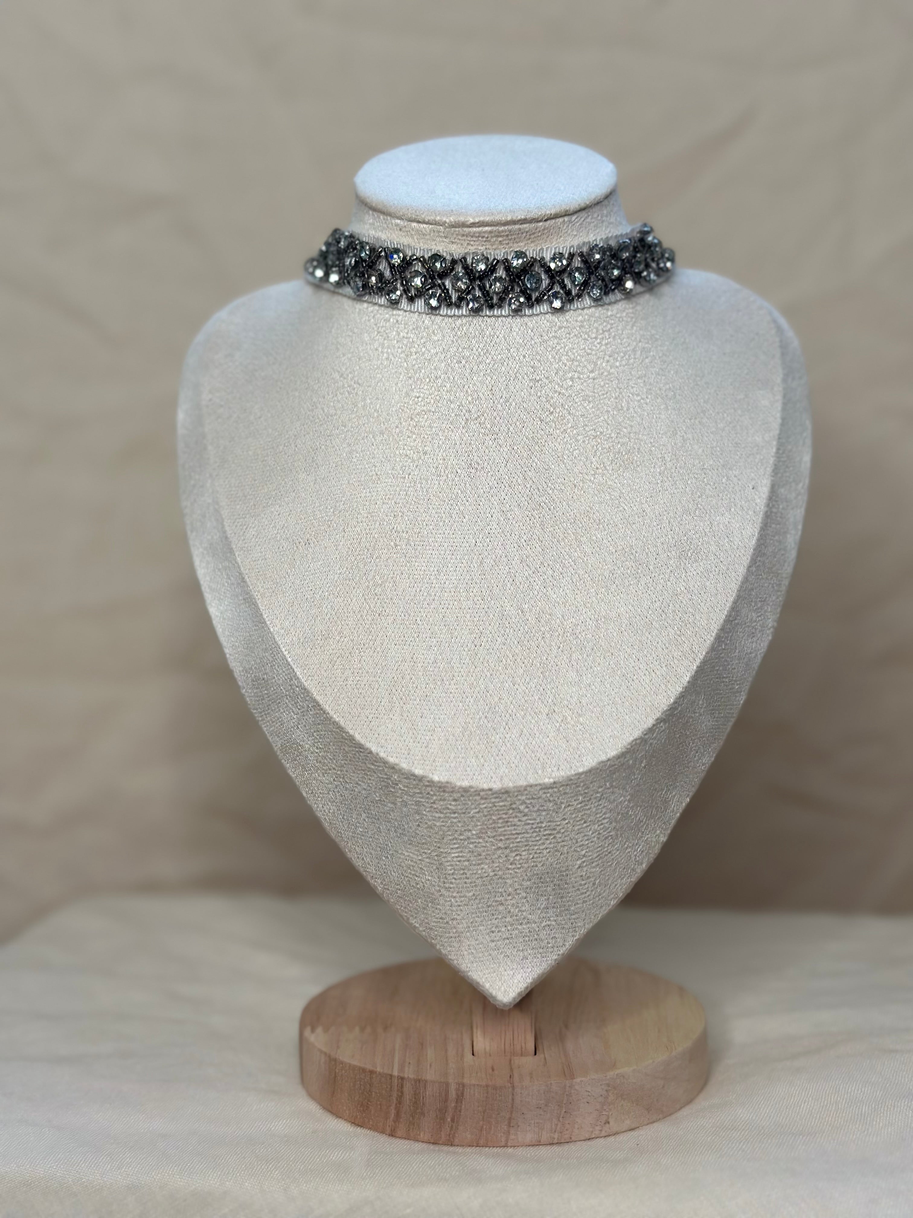 Choker blanco con brillantes