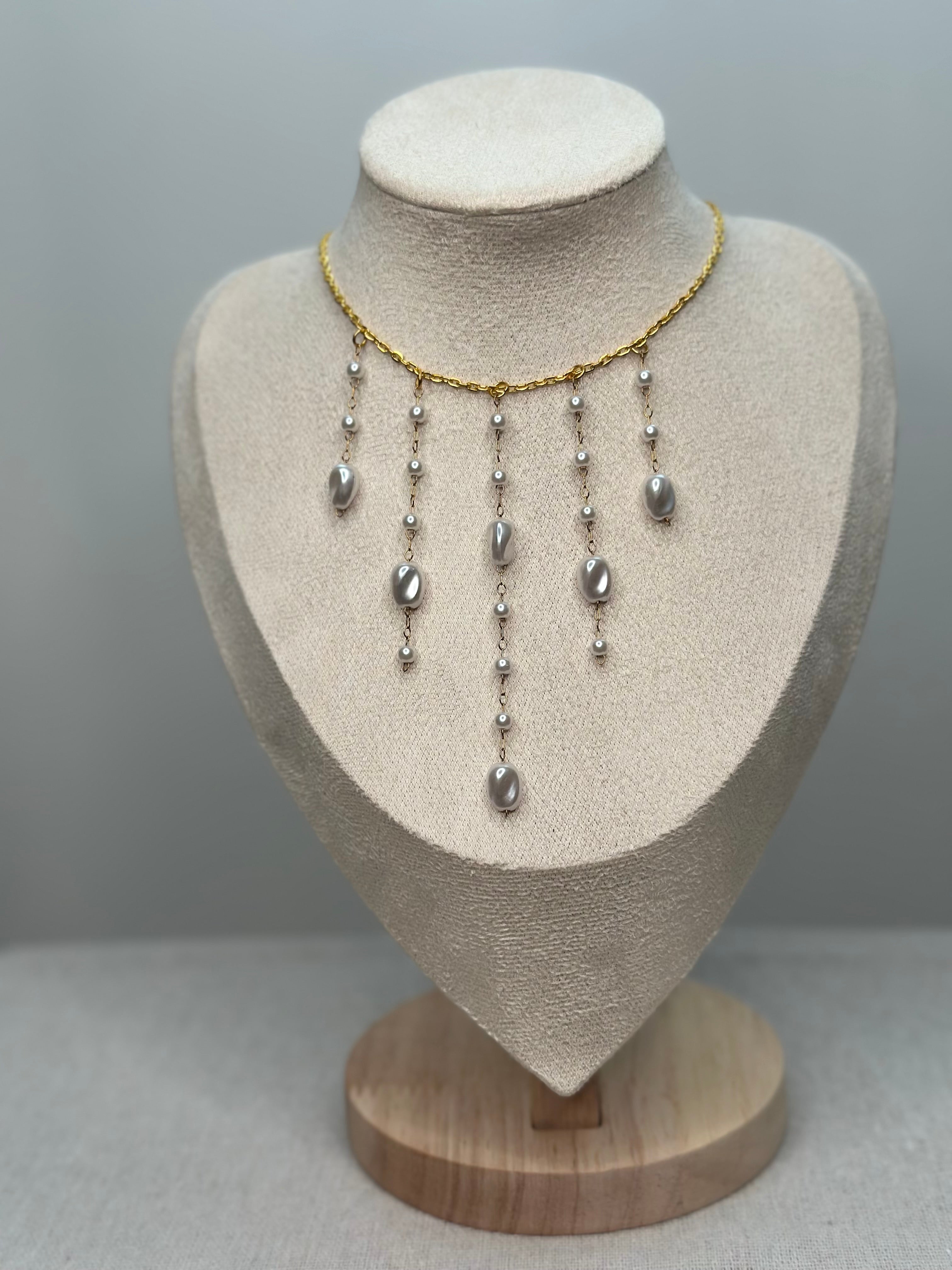 Collar dorado con perlas