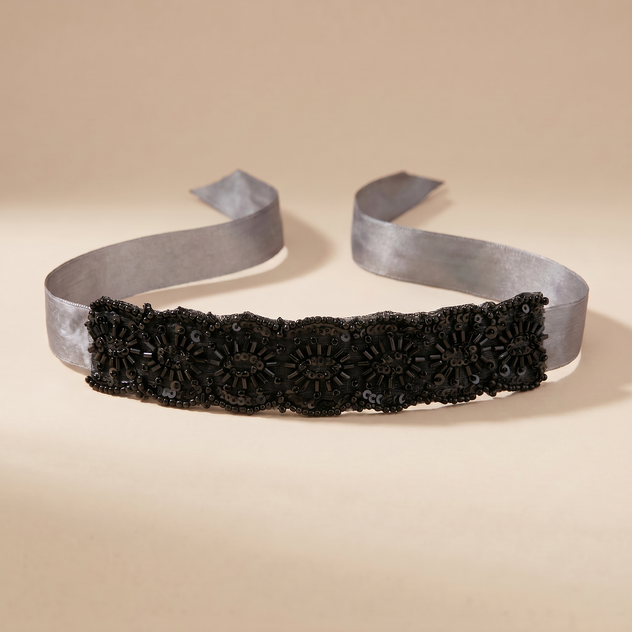 Choker negro con cinta plateada para eventos noche e invitadas elegante sofisticado